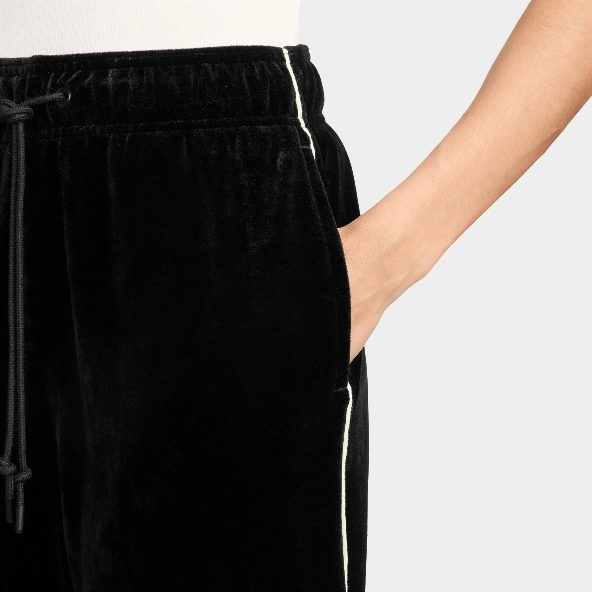 Nike Women's Sportswear Velour Jogger Black / Sail - Sail